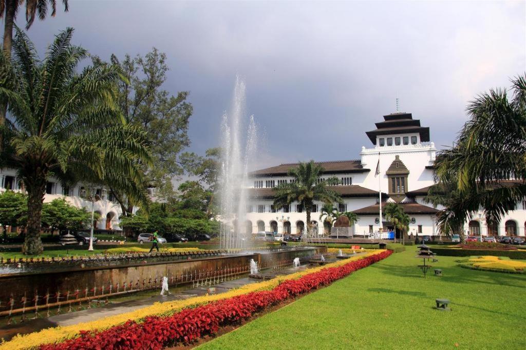 Kedaton Hotel Bandung Buitenkant foto