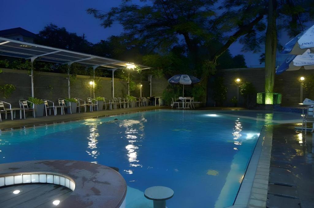 Kedaton Hotel Bandung Buitenkant foto